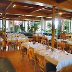 Ponderosa Hotel *