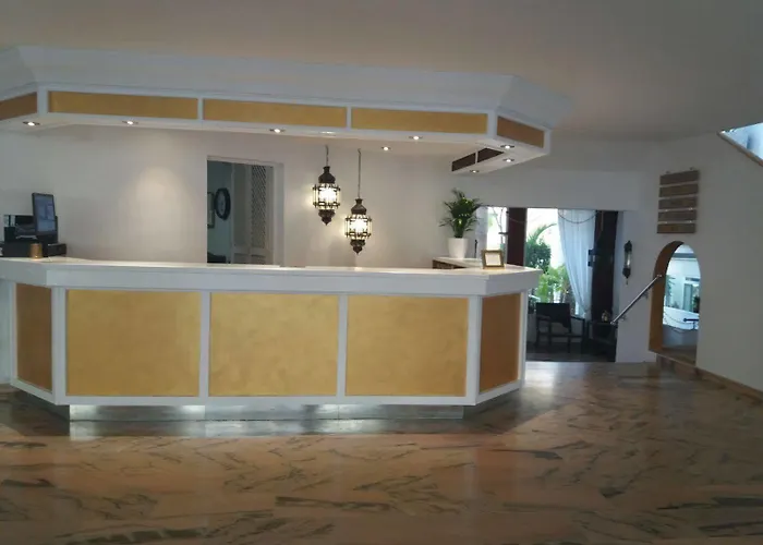 Ponderosa Hotel *